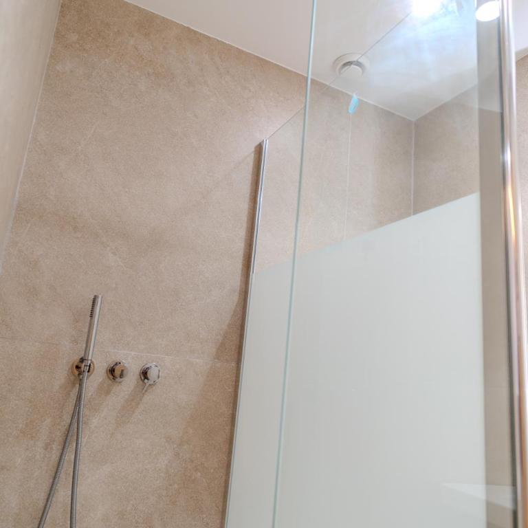 HolidaysBCN Rooms - Double Room with External Private Bathroom - 8