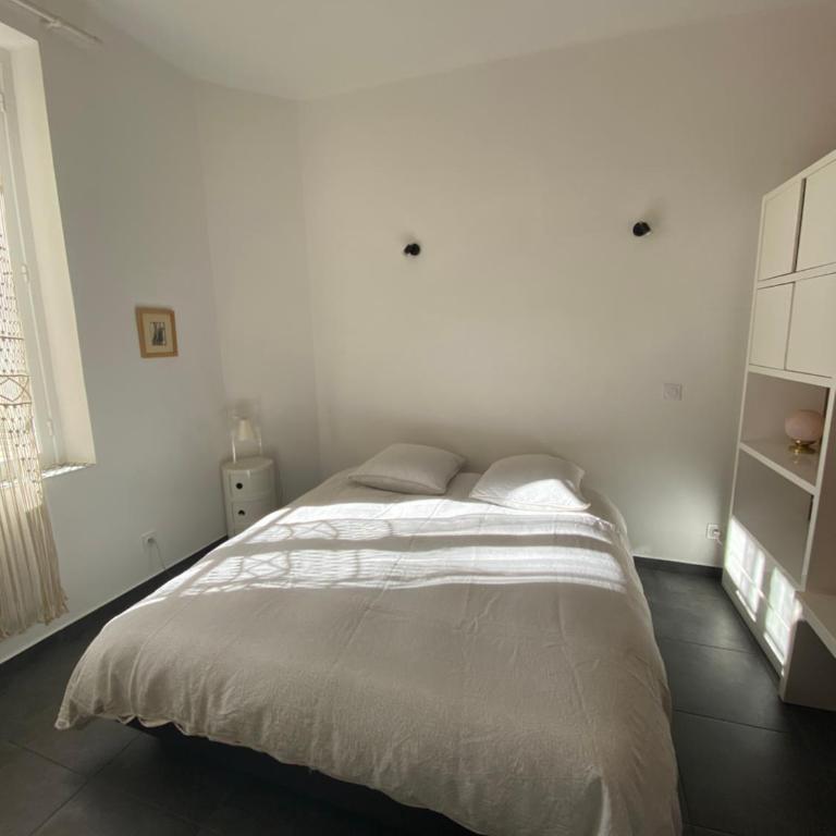2 pièces Place Miot, côté cours - Appartement 1 Chambre - 3