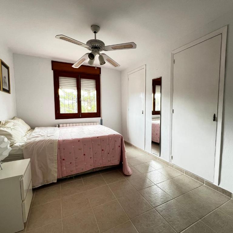 Villa with Private Pool & BBQ, Close to the Beach - Three-Bedroom Chalet - 11