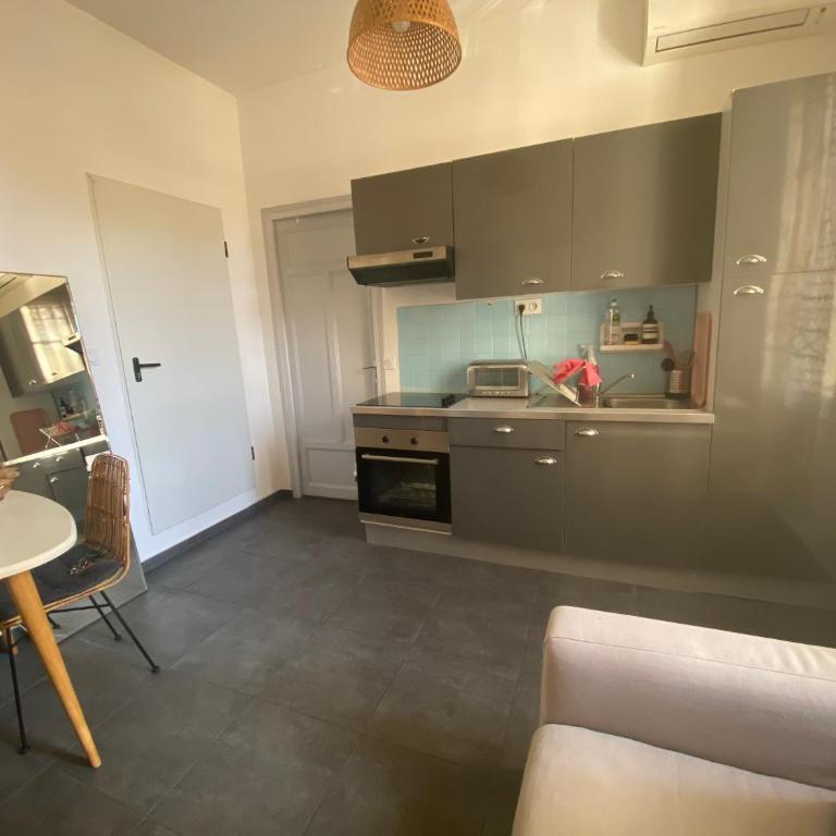 2 pièces Place Miot, côté cours - Appartement 1 Chambre - 8