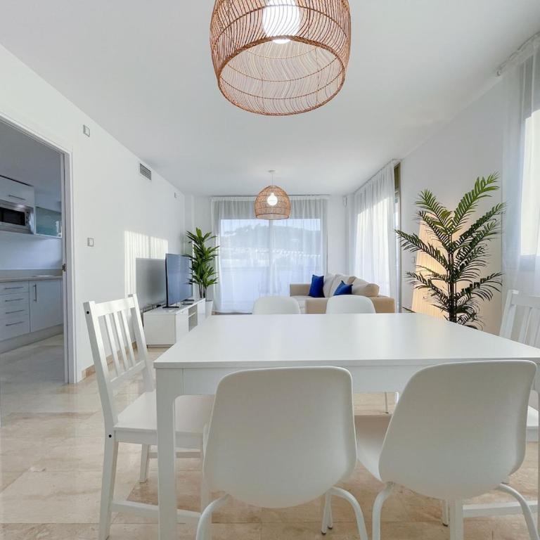 Magic Fenals apartment - Three-Bedroom Apartment with Balcony - 2