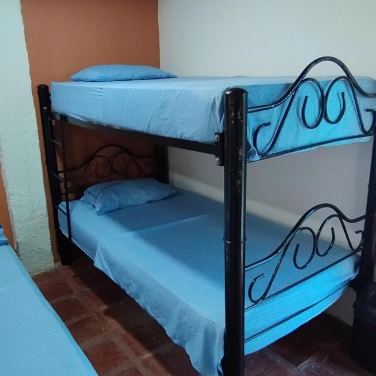 Hotel 4 Manzanas - Habitación Familiar con baño privado - 4