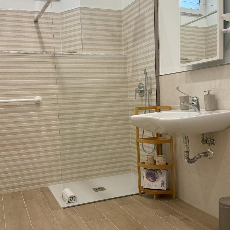 Lighthouse Apartment - Double Room with Private Bathroom - 2