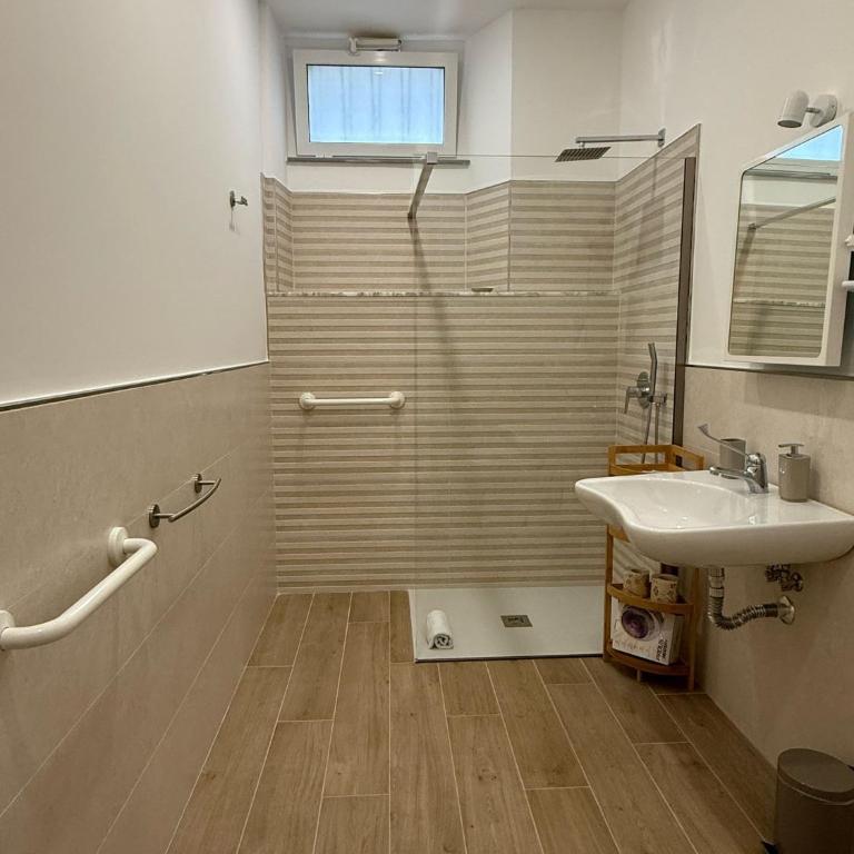 Lighthouse Apartment - Double Room with Private Bathroom - 8