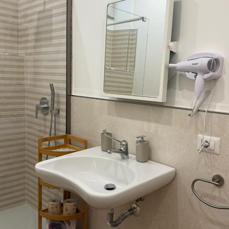 Lighthouse Apartment - Double Room with Private Bathroom - 4