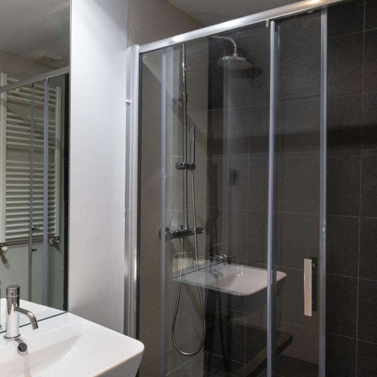 Habitaciones con estilo y comodidad en el centro de Madrid - Double Room with Private Bathroom - 26