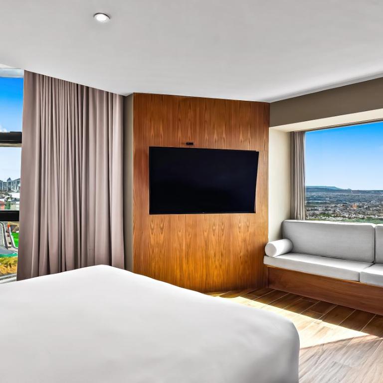 Hilton Queretaro - Junior King Suite with Seating Area - 8