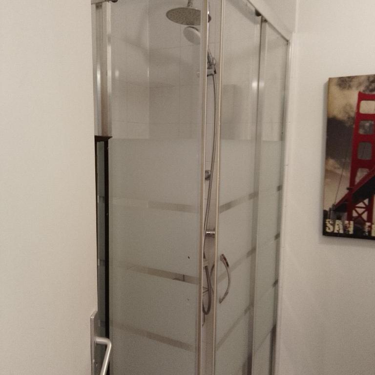 Guest house 40 m2 pour 1,2,3 personnes-Rez de Chaussée sur Rue et Patio-Séjour,Cuisine,SDB,Chambre avec Lit double-2 canapés lit japonais et matelas gonflable-Entrée côté Rue Berzélius-4 m du Métro Brochant lig13- Bus 31,54,74 ers sites touristiques - Appartement 1 Chambre - 23