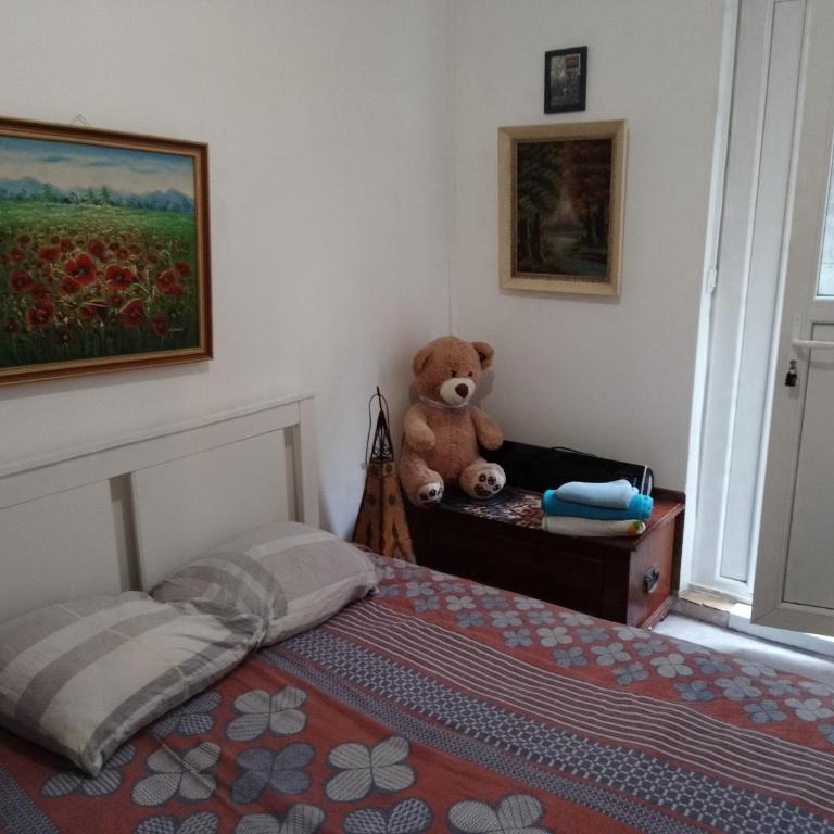Guest house 40 m2 pour 1,2,3 personnes-Rez de Chaussée sur Rue et Patio-Séjour,Cuisine,SDB,Chambre avec Lit double-2 canapés lit japonais et matelas gonflable-Entrée côté Rue Berzélius-4 m du Métro Brochant lig13- Bus 31,54,74 ers sites touristiques - Appartement 1 Chambre - 13