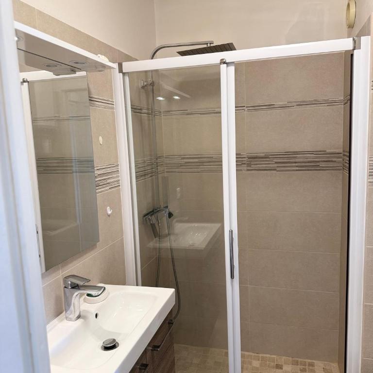 Dernier étage vue mer avec parking et piscine - Appartement 1 Chambre - 12