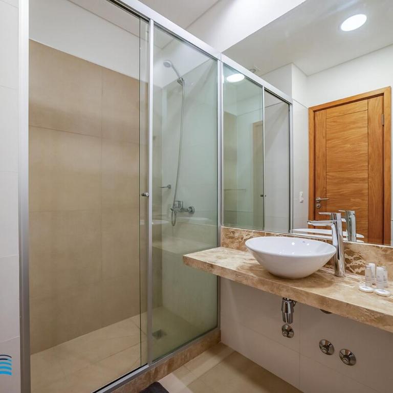 504 Emerald Boutique building just steps away from Shopping del Sol - One-Bedroom Apartment - 5