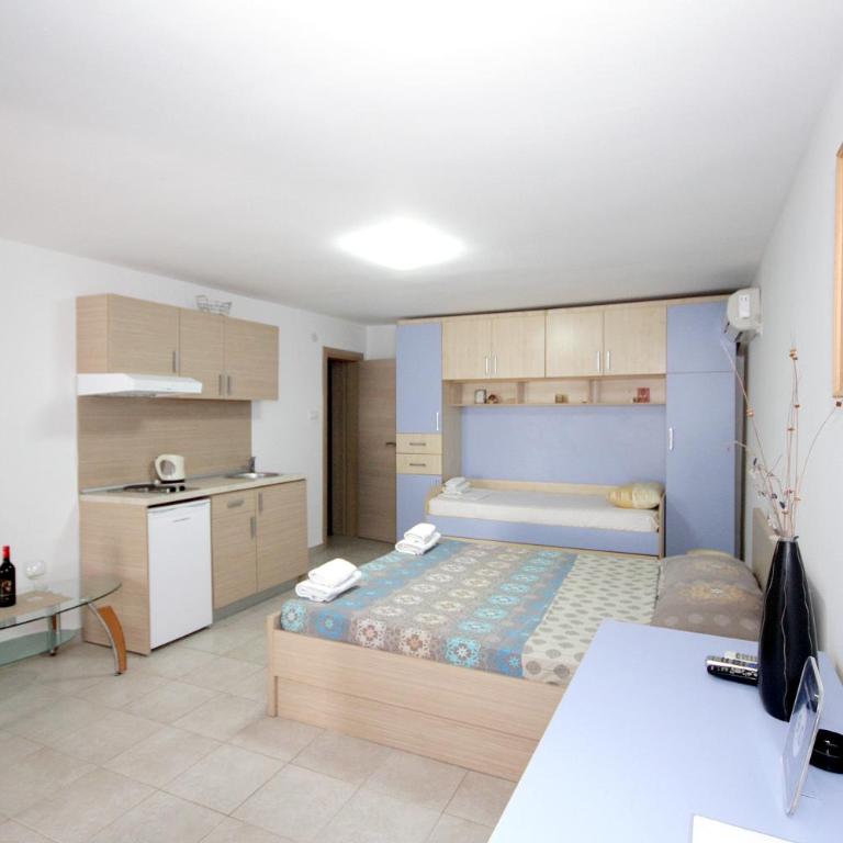 Apartments Pavlovic - Studio Apartment - 4
