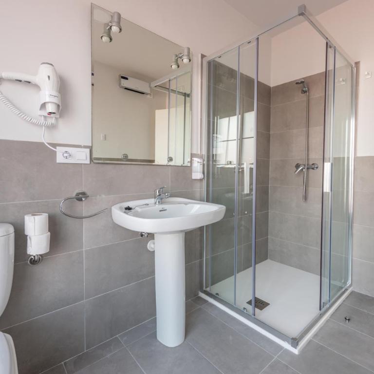 Pensión Casa Castelao 31 O Grove - Standard Double Room with Shared Bathroom - 8