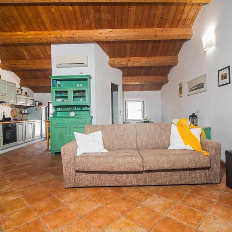 Una Mansarda Nell'isola - Happy Rentals - Monolocale con Balcone - 9