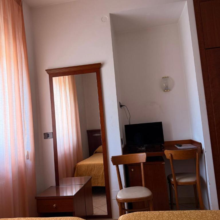 Grifone Hotel - Camera Tripla - 5