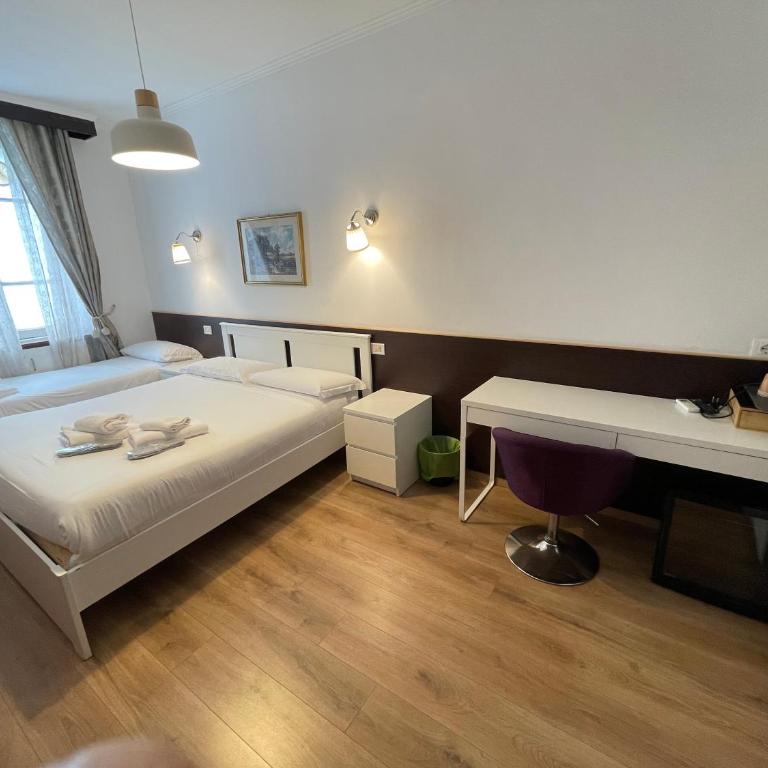 Gold House - Camera Tripla con Bagno Privato - 4
