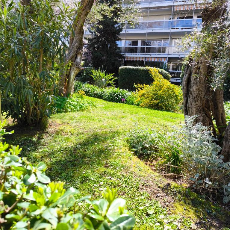 SELI 2 pièces CLIMATISÉ CLASSÉ 52 M2 terrasse 20m2 PLAGES PISCINE ANTIBES avec PARKING PRIVATIF - One-Bedroom Apartment - 35