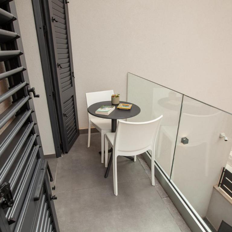 Oneira Rooms - Camera Matrimoniale Deluxe con Balcone - 11