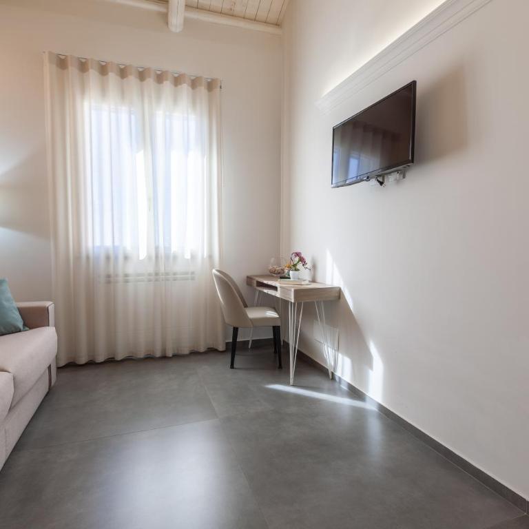 Oneira Rooms - Suite Familiare con Balcone - 5