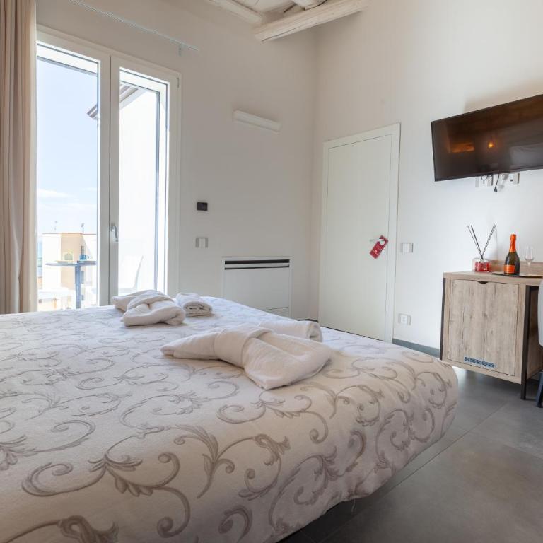 Oneira Rooms - Suite Familiare con Balcone - 2