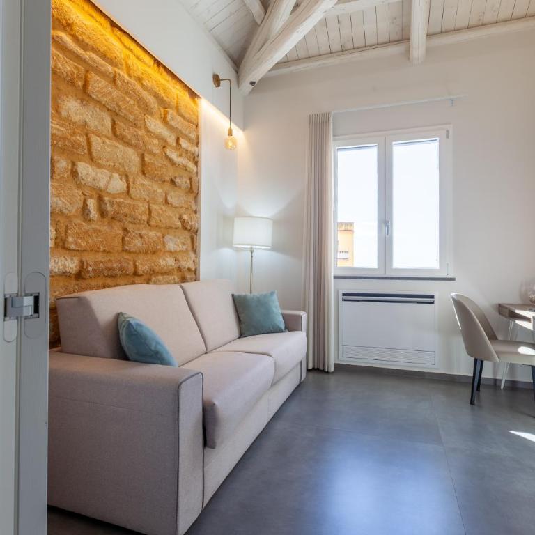 Oneira Rooms - Suite Familiare con Balcone - 13