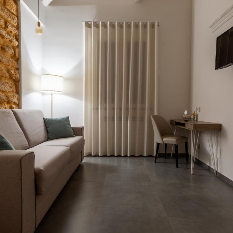 Oneira Rooms - Suite Familiare con Balcone - 12