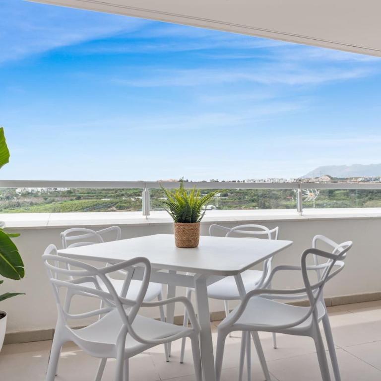 VIVI Homes - Casa Oceana - Two-Bedroom Apartment with Mountain View - 1