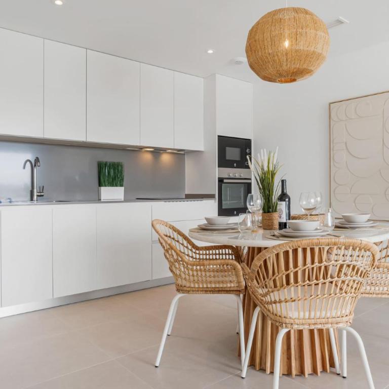 VIVI Homes - Casa Oceana - Two-Bedroom Apartment with Mountain View - 17