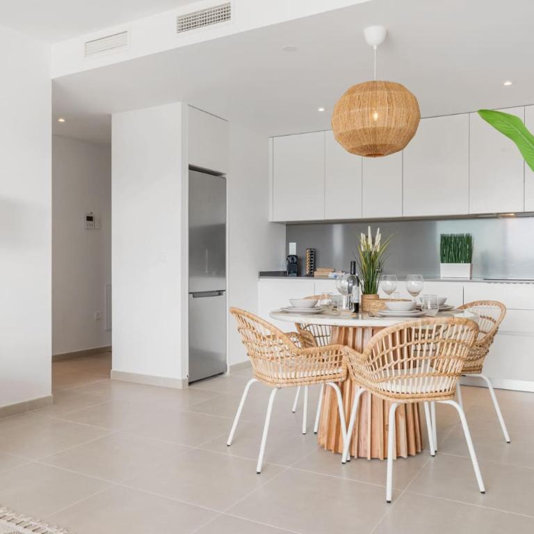 VIVI Homes - Casa Oceana - Two-Bedroom Apartment with Mountain View - 16