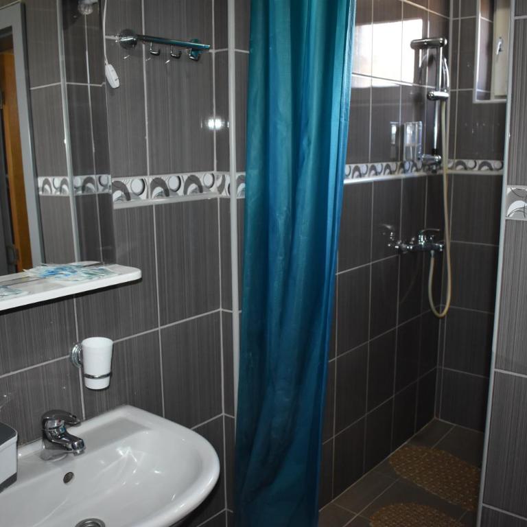 Garni Hotel Lion - Porodična Soba - 15