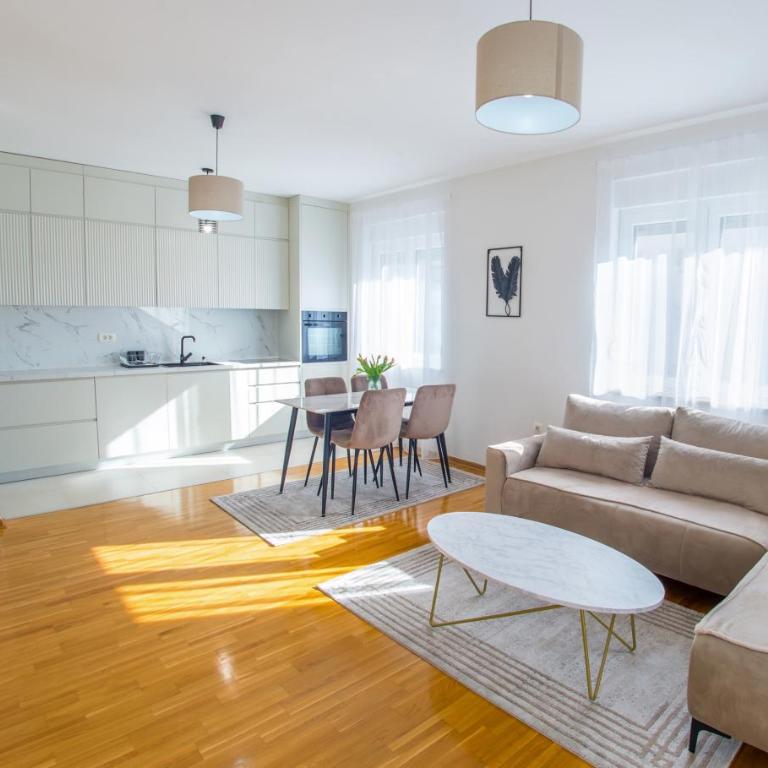 Oasis Luxe Apartment - Three-Bedroom Deluxe Apartment - 2