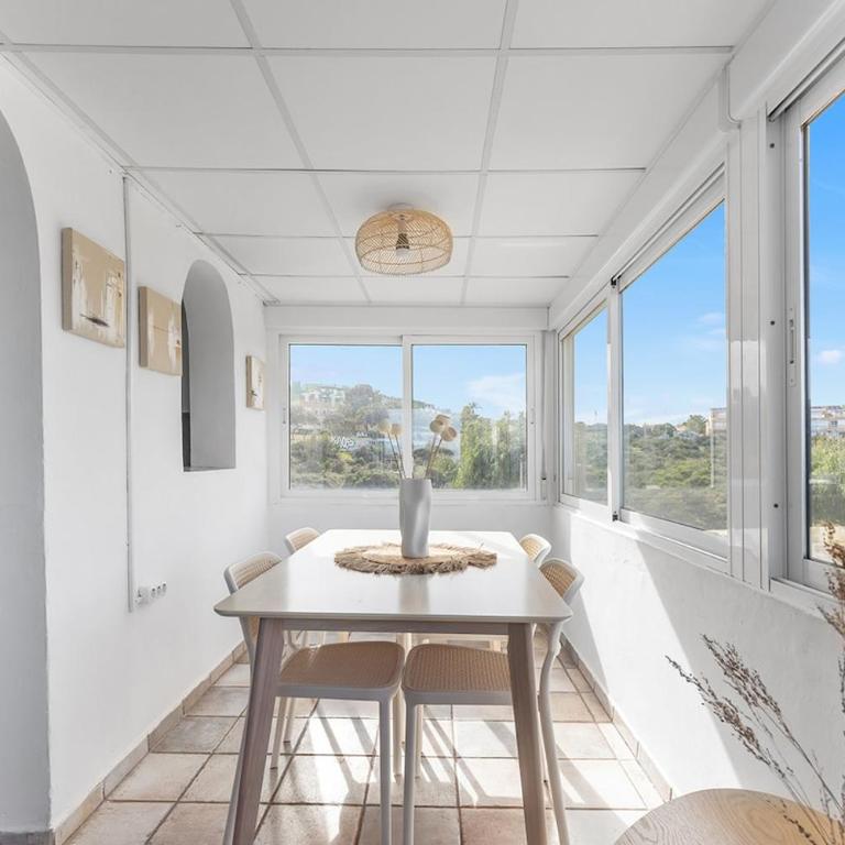 Paradise Retreat with Sea View & AC - One-Bedroom Apartment - 4