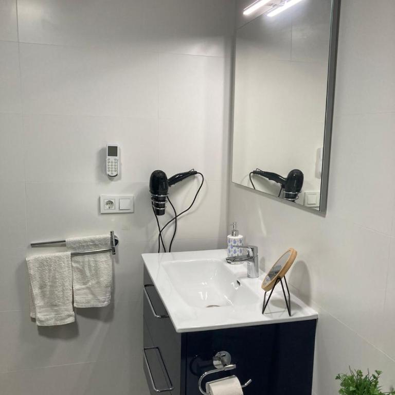Amparo Home Family Stay near ADDA, Plaza de Toros & General Hospital - Three-Bedroom Apartment - High Floor - 23