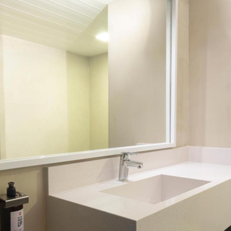 ibis Buenos Aires Congreso - Habitación Estándar con 4 camas individuales - 10