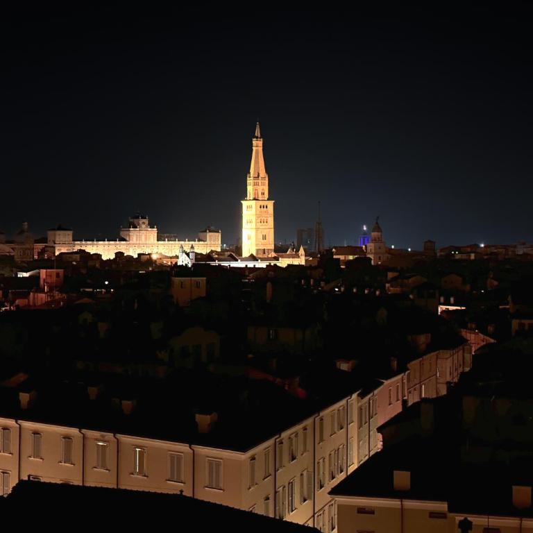 Vista Ghirlandina - Attico sul tetto del centro al settimo piano - Appartamento con 2 Camere da Letto - 8