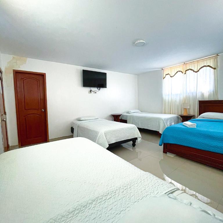 HOSTAL PIAZZOLLA - Classic Quadruple Room - 8