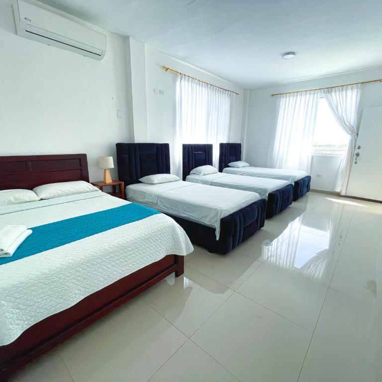 HOSTAL PIAZZOLLA - Classic Quadruple Room - 11