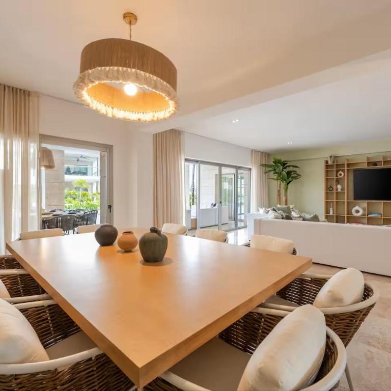 La Amada Residences Private Beach Getaway with Pools & Gym - Three-Bedroom Apartment - 15