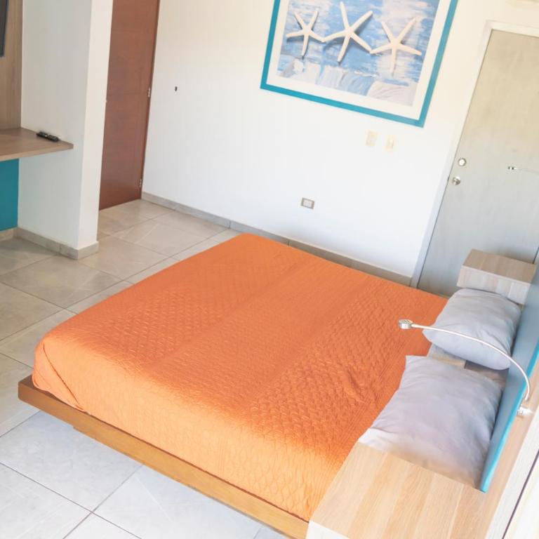 Depa con hermosa vista desde terraza by G P S rentas - Three-Bedroom Apartment with Lake View - 23