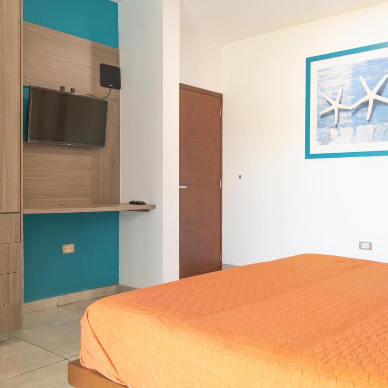 Depa con hermosa vista desde terraza by G P S rentas - Three-Bedroom Apartment with Lake View - 27