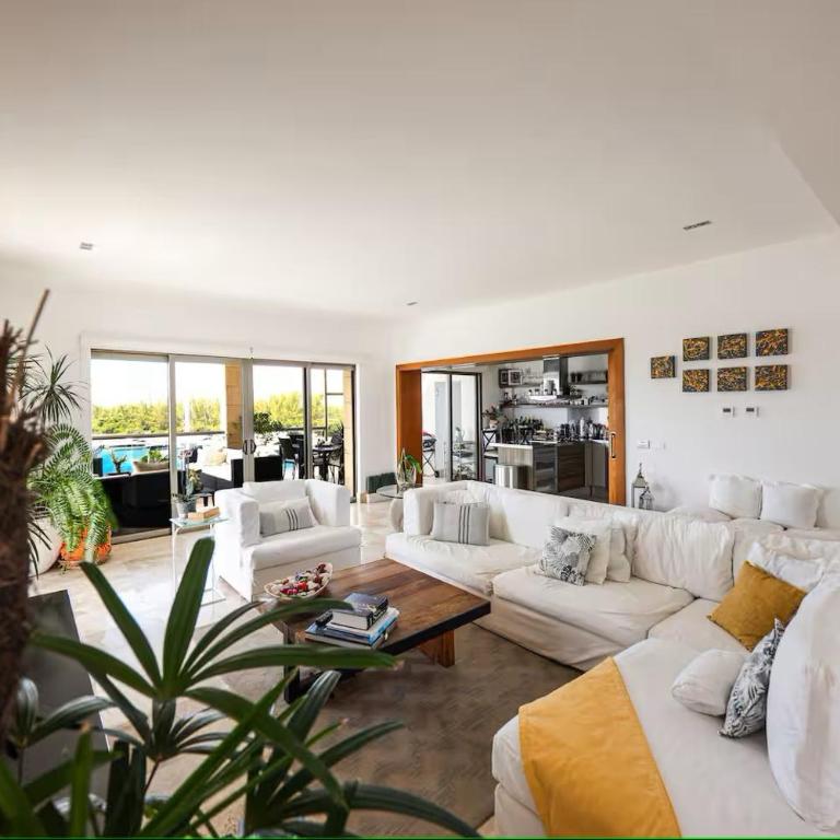 La Amada Residences Private Beach Getaway with Pools & Gym - Three-Bedroom Standard Apartment - 10