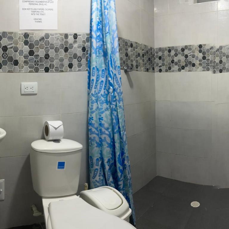 Hosteria Cattleya - Habitación Cuádruple con baño privado - 1