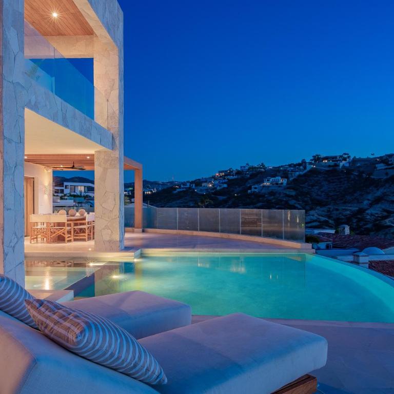 NEW Stunning Villa, full staff, gym and has its own Private Swimmable Beach - Villa - Beach Front - 90
