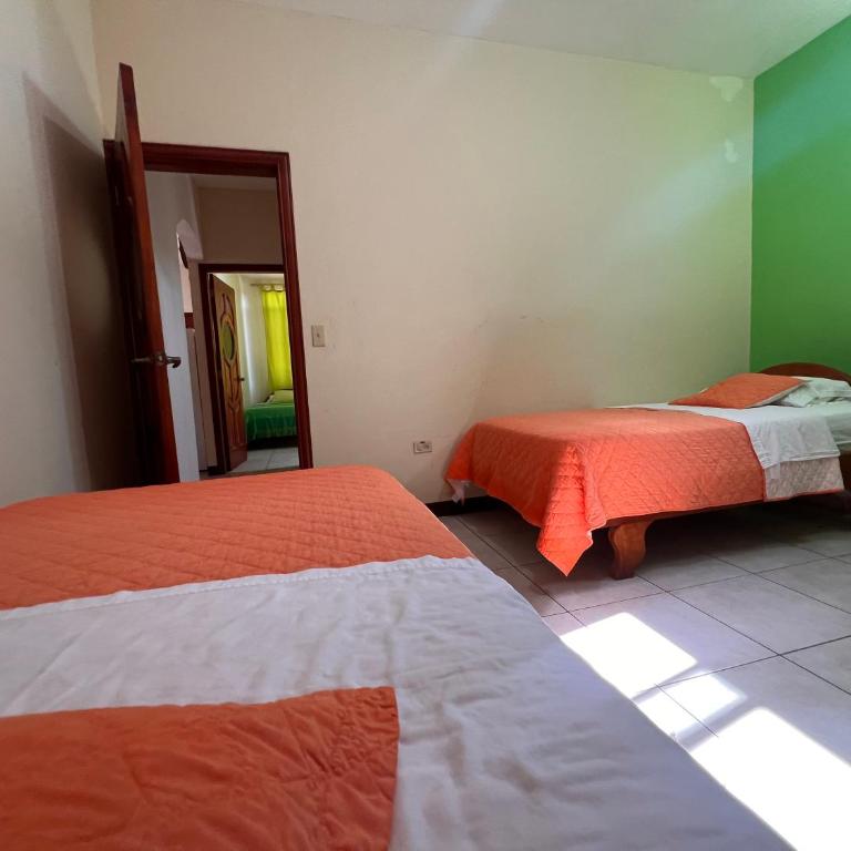 Hostal Casa Cascada - Habitación Triple Económica con baño compartido - 16