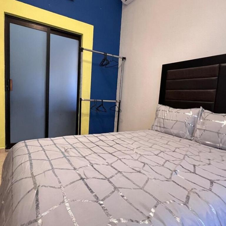 Casa con alberca y entrada independiente - Three-Bedroom Home - 14
