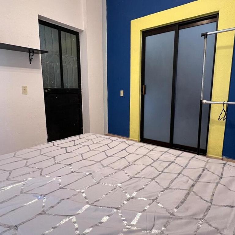 Casa con alberca y entrada independiente - Three-Bedroom Home - 17