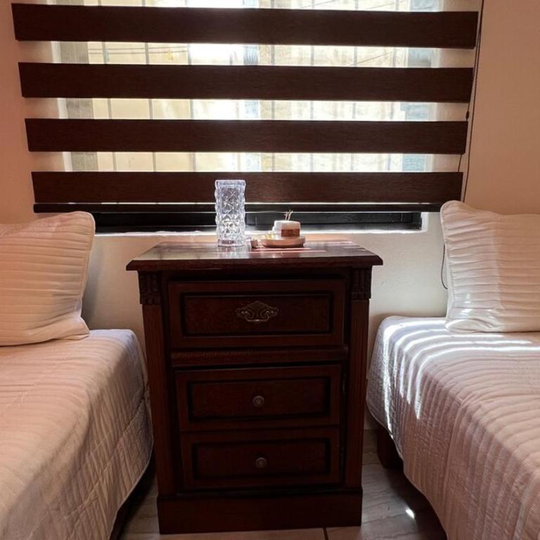 Casa con alberca y entrada independiente - Three-Bedroom Home - 21