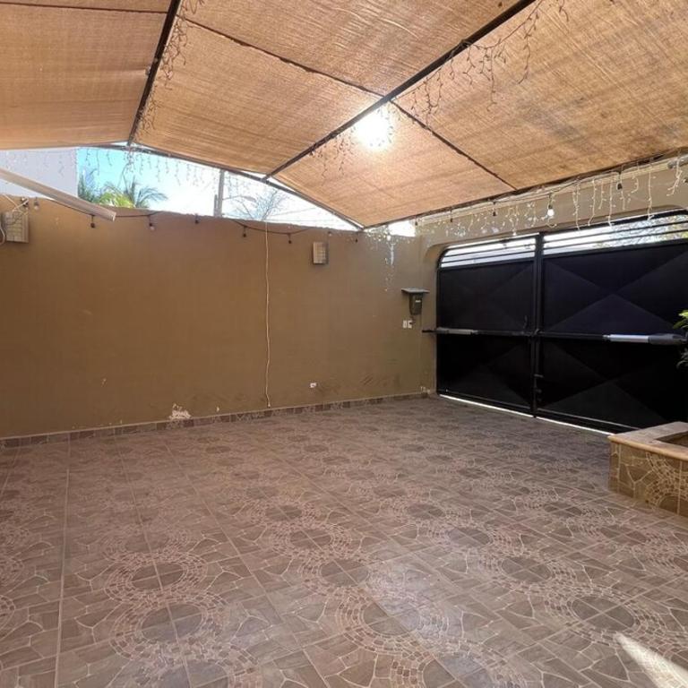 Casa con alberca y entrada independiente - Three-Bedroom Home - 27
