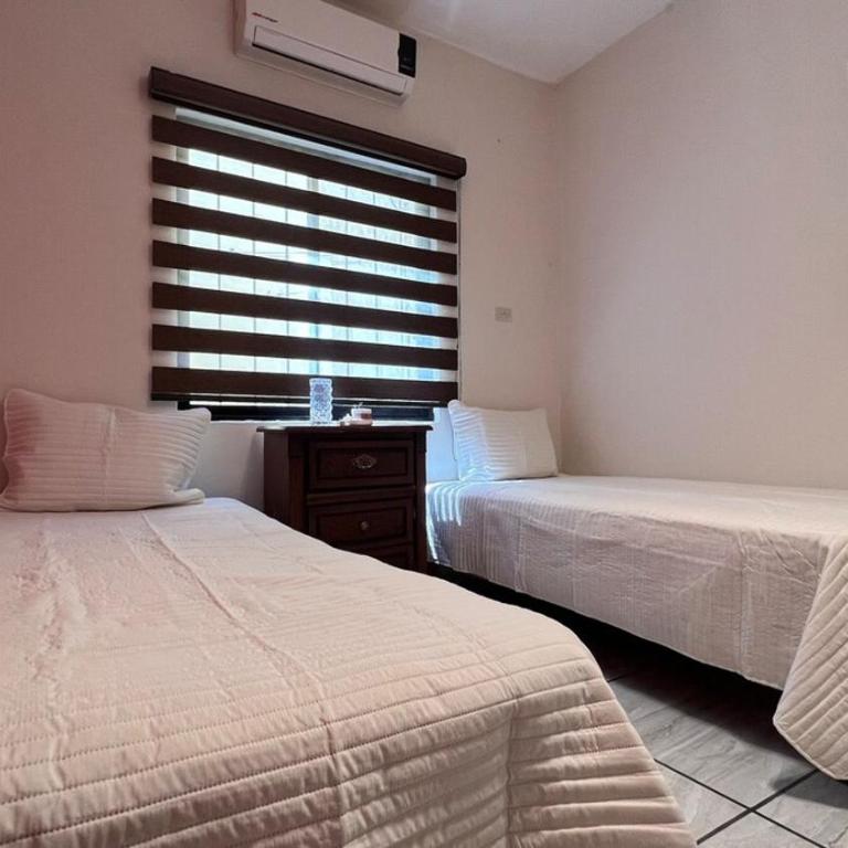 Casa con alberca y entrada independiente - Three-Bedroom Home - 31