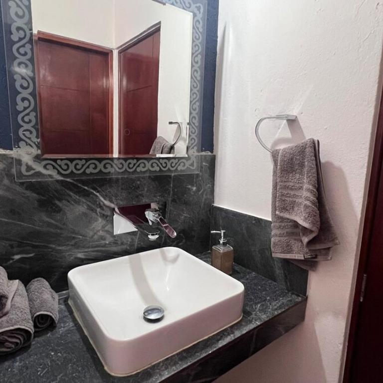 Casa con alberca y entrada independiente - Three-Bedroom Home - 34
